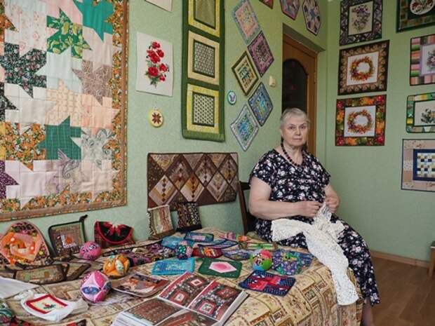 Инженер из Северного Тушина мастерит из лоскутов панно и одежду