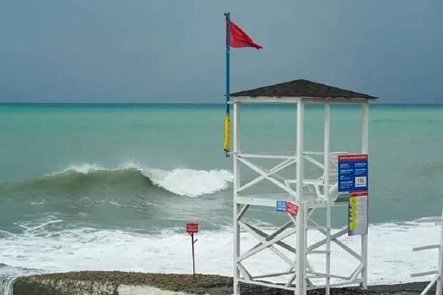 Туристы в Анапе возмутились проехавшим на большой скорости по пляжу патрулем