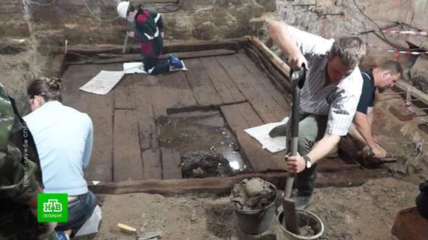 Петербургские археологи реставрируют уникальный холодильник XVIII века