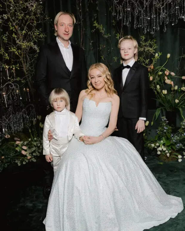 Яна Рудковская и Евгений Плющенко с детьми