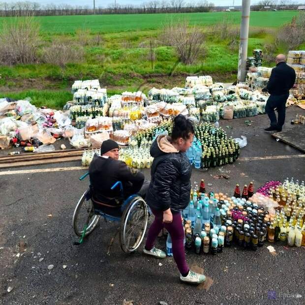 Фура с энергетиками и алкоголем перевернулась на трассе рядом с Мелитополем