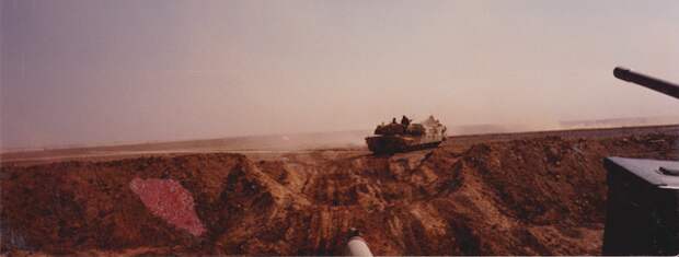 Вид с места заряжающего M1A1 Abrams. Фото из архива Донована Уоррена