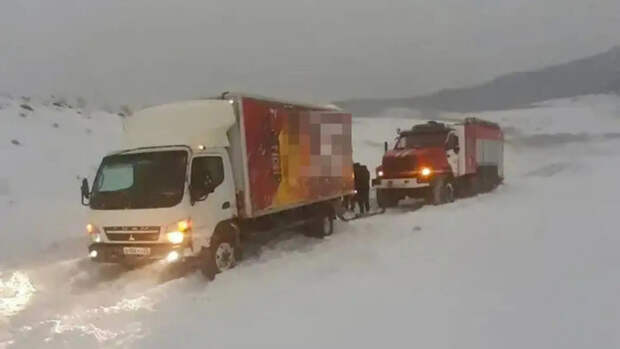 Спасение водителя / Фото: ГУ МЧС России по Алтайскому краю