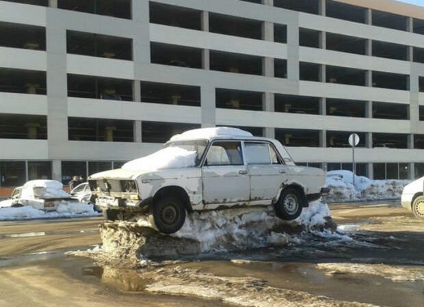 На снежном пьедестале. | Фото: Humor.fm.