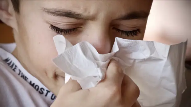 В Роспотребнадзоре дали рекомендации на случай контакта с чихающим