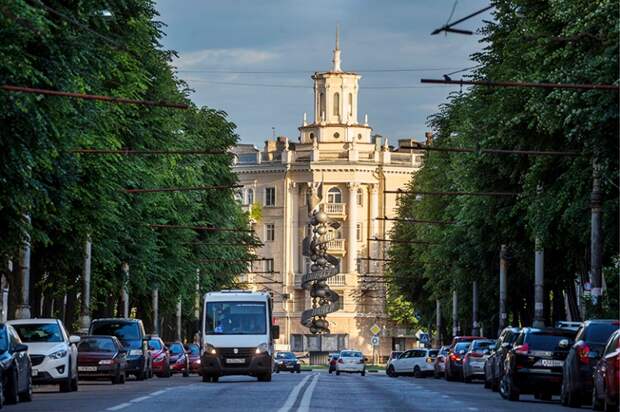 На фото: вид на улицу Мира и памятник "Слава советской науке".