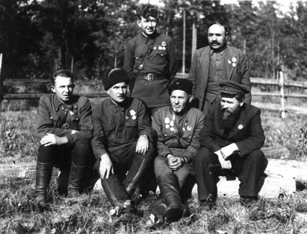 Ковпак со своими командирами