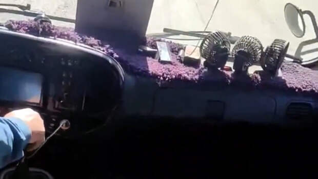 В Барнауле водитель маршрутки требовал оплатить переводом и "никого не выпускал"