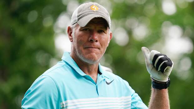 Brett Favre playing golf