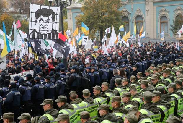 У центрі Києва між учасникам мітингу і силовиками сталася штовханина 