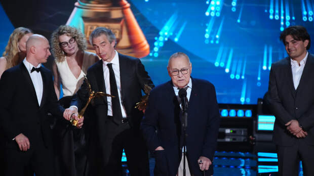 Круговорот людей, ой, мама: звезды на красной дорожке премии «Ника»