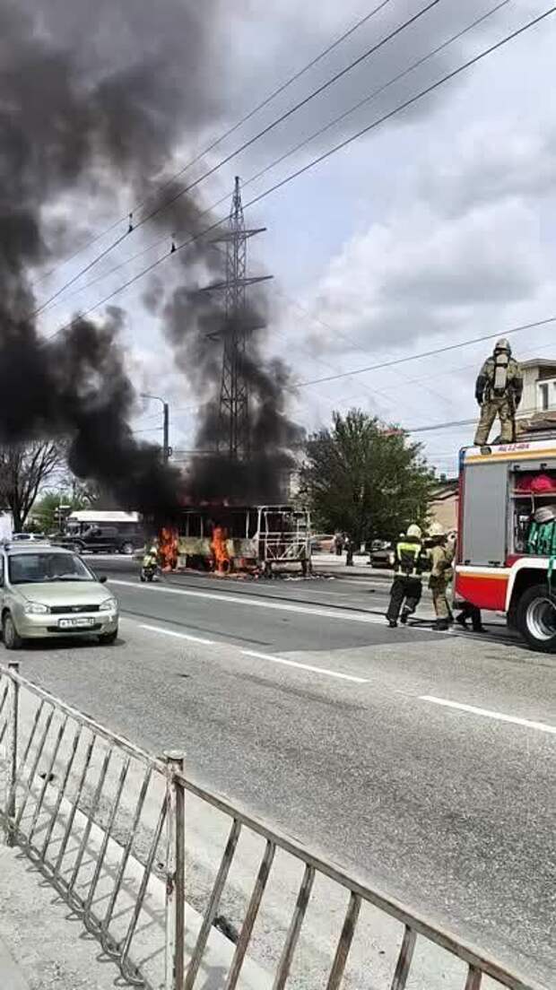 Пожарные пытаются потушить горящий автобус в Симферополе