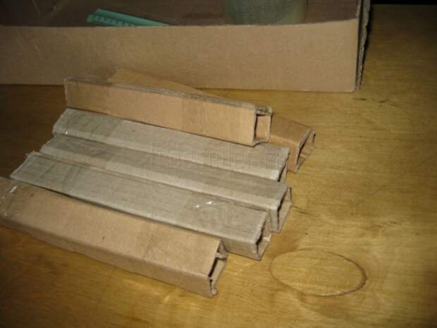 Подвесной стеллаж из картонных коробок