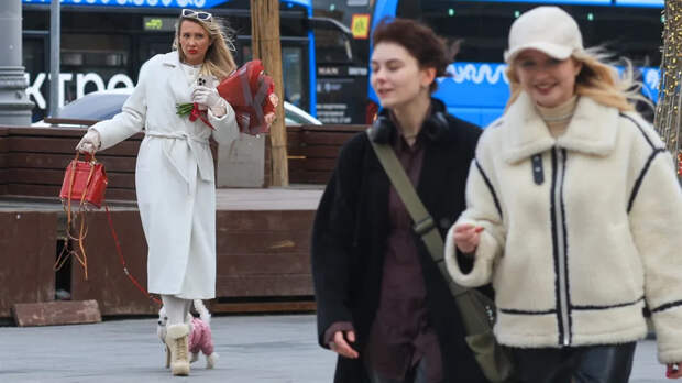 Life.ru: россиянок раздражает празднование 8 Марта в офисе