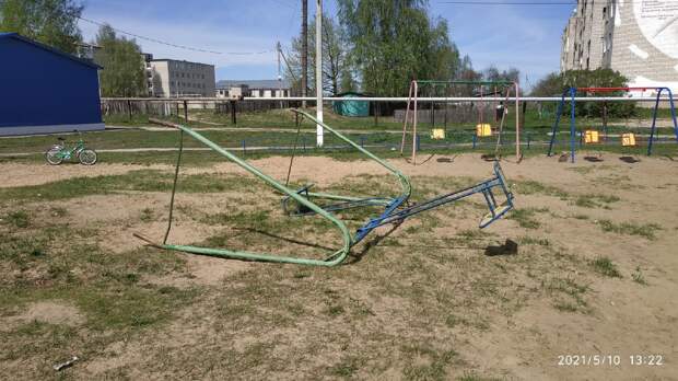 Прокуратура начала проверку после падения качелей на ребёнка в Клепиках