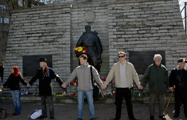 Жители Таллина защищают памятник