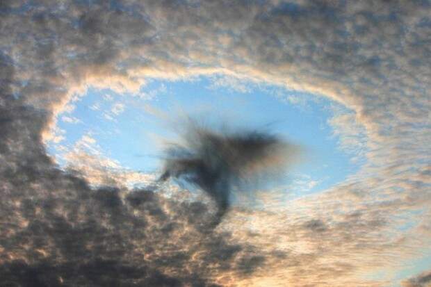 Круглый просвет в облаках