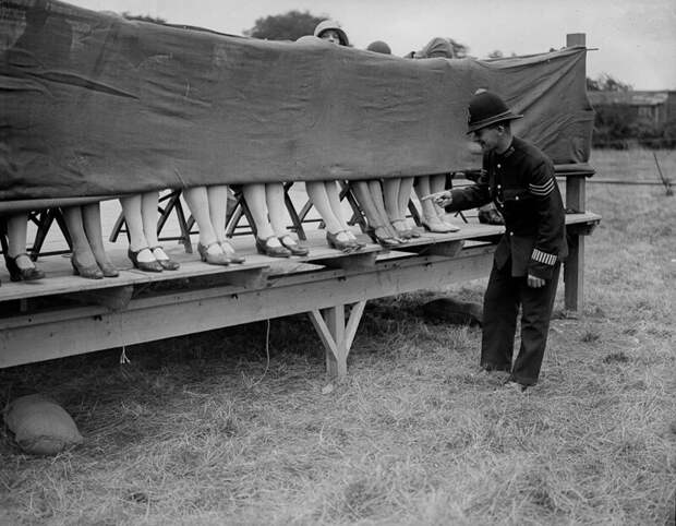 Полицейский (почему-то) судит конкурс самых красивых женских ступней. Лондон, 1930 год.