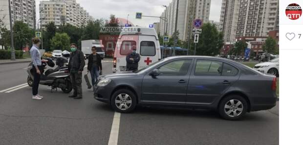 На Братиславской мотоциклист не смог разъехаться с автомобилистом