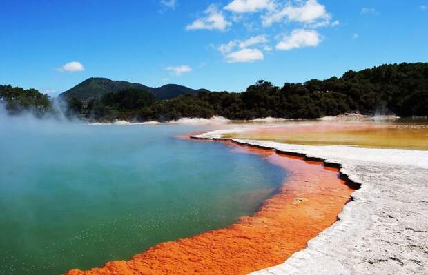 Бассейн с шампанским – горячий источник, находящийся в геотермальном регионе Северного острова Новой Зеландии Уаи-О-Тапу. Источник расположен в 30 км к юго-востоку от Роторуа и около 50 км на северо-запад от Таупо.