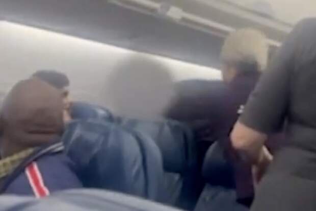 В США самолет Delta вернулся в аэропорт вылета из-за агрессивного пассажира