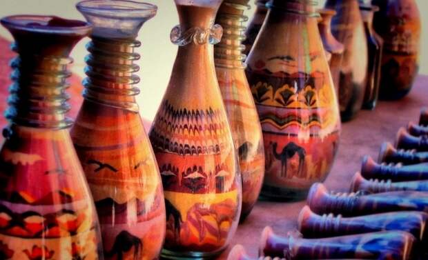 В Египте продают бутылочки, с картинами или узорами из разноцветного песка. / Фото:homebusiness.ru