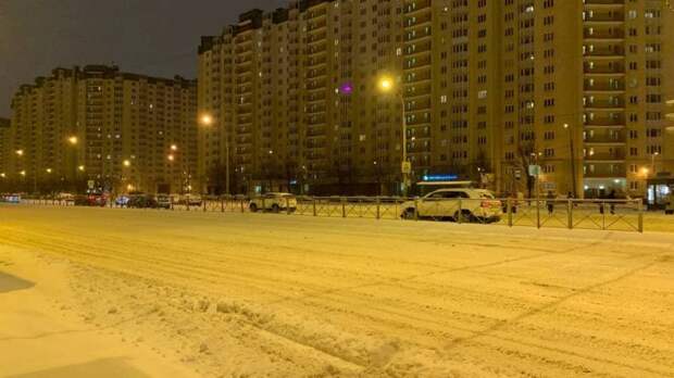 Очереди на остановках и машины в сугробах: движение в Петербурге практически парализовано из-за снегопада