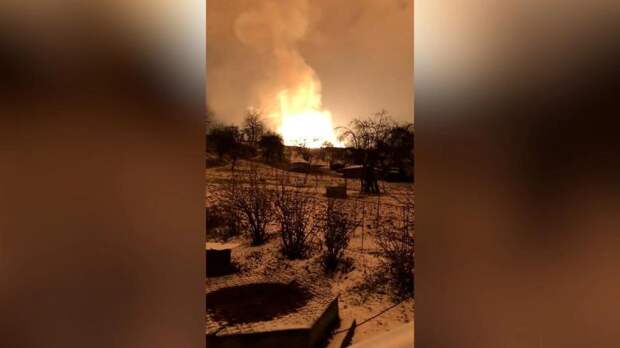 Полыхающий газопровод в Закарпатской области сняли на видео