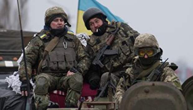 Украинские военнослужащие на бронетехнике возле Артемовска, Донецкая область