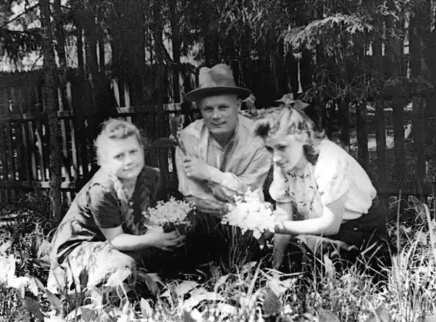 На фото Голиков в начале 1940-х годов во время дачного отдыха с дочерью и ее подругой. На фото Голиков в начале 1940-х годов во время дачного отдыха с дочерью и ее подругой.