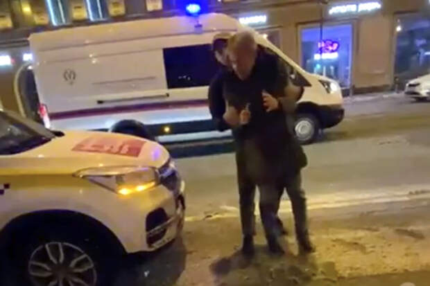 В Петербурге пассажир напал на таксиста и сбежал от полиции