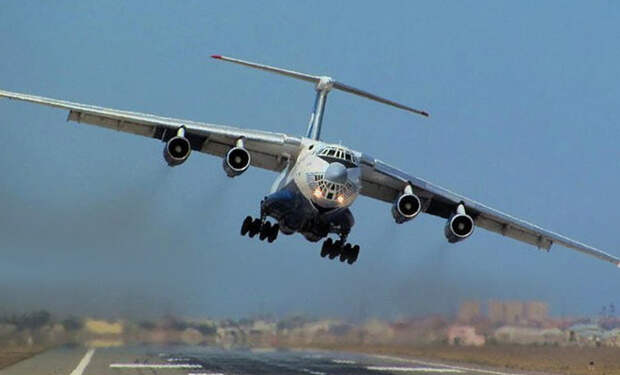 Пилот грузового Ил-76 показал афганскую посадку и зашел на полосу с резкого разворота. Видео