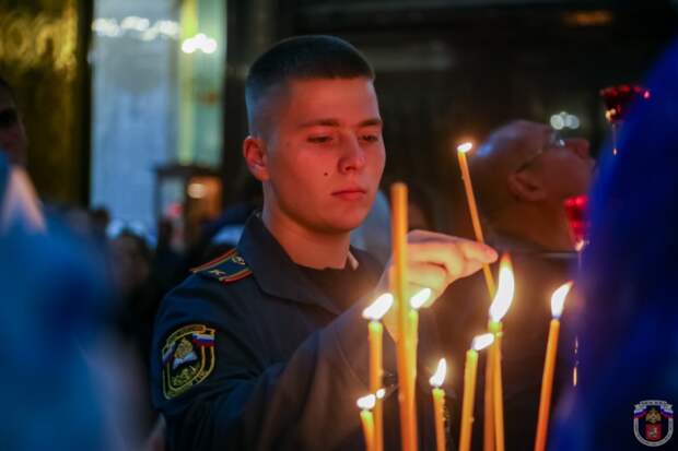 Сотрудники МЧС приняли участие в благодарственном молебне перед иконой Божией Матери «Неопалимая купина» в Московском Кафедральном Соборном Храме Христа Спасителя. Фото: МЧС