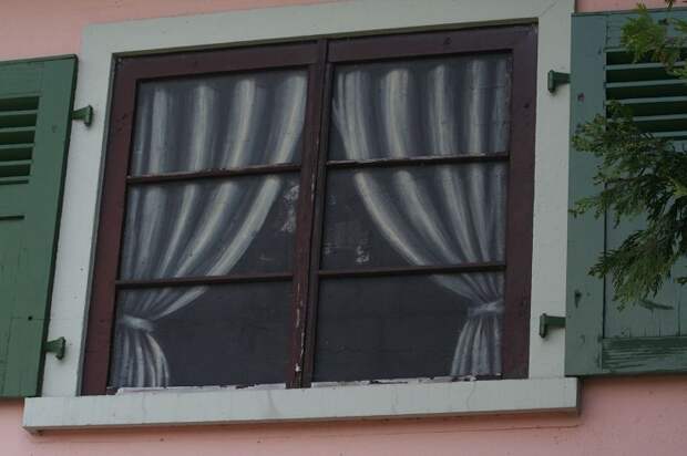 Ставни, как правило, делали настоящие, а вот окна были нарисованными (Fake Chalets, Швейцария). | Фото: derkleineunterschied.ch.