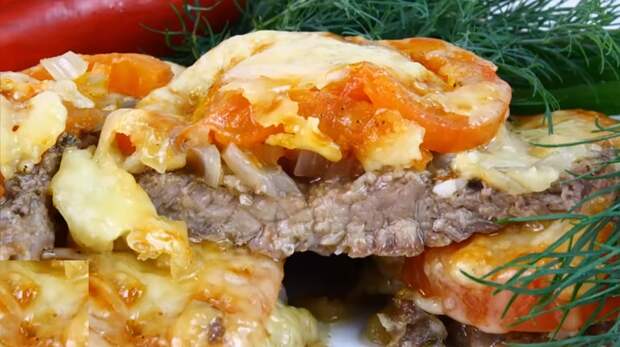 Мясо под шубой из лука и помидоров: готовим в духовке Мясо под шубой из лука и помидоров: готовим в духовке