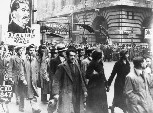 Шествие английских коммунистов в Лондоне, 1 мая 1936 год.