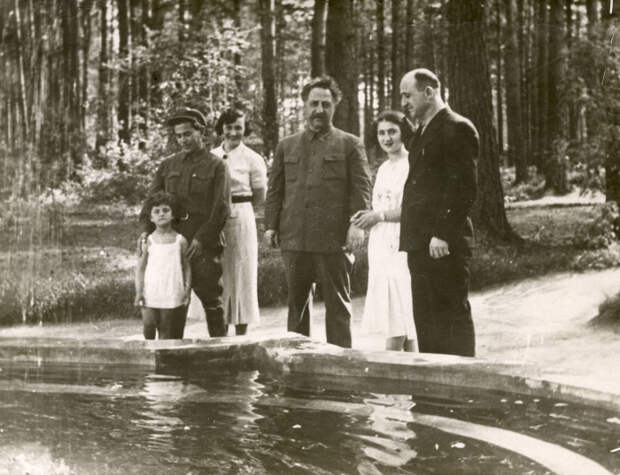 Ежов с родственниками на даче.