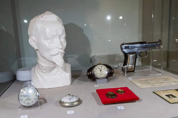 Наши разведчики и их шпионы: вещдоки из громких дел показали в Новосибирске