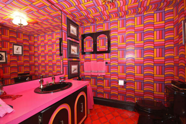 Эксцентричная ванная комната оформлена в стиле диско (ретро-дом в Фрамингеме, США). | Фото: nypost.com.