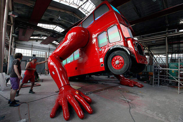 Отжимающийся автобус скульптора Давида Черны