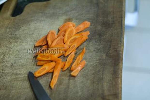 Молодую морковь режем слегка наискосок, крупно.