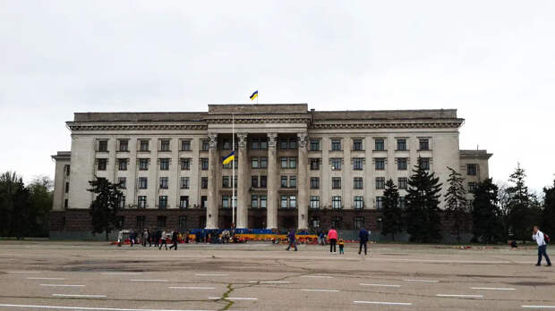 Жители Одессы несут цветы к Дому профсоюзов, несмотря на оцепление площади