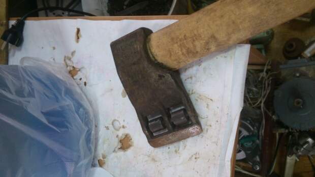 Для чего в советские времена топор делали с  роликами