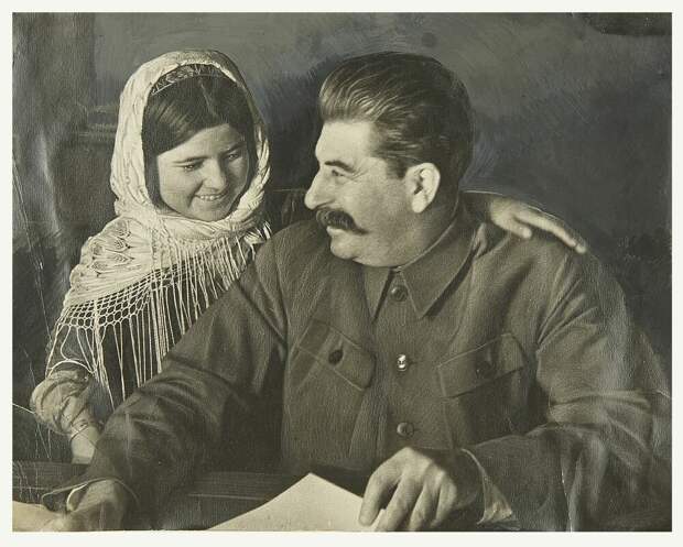 Сталин подписывает Мамлакат фотографию на память.
