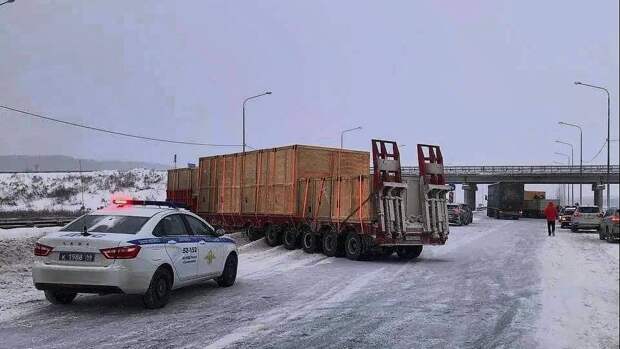 На Челябинском тракте две фуры перегородили дорогу