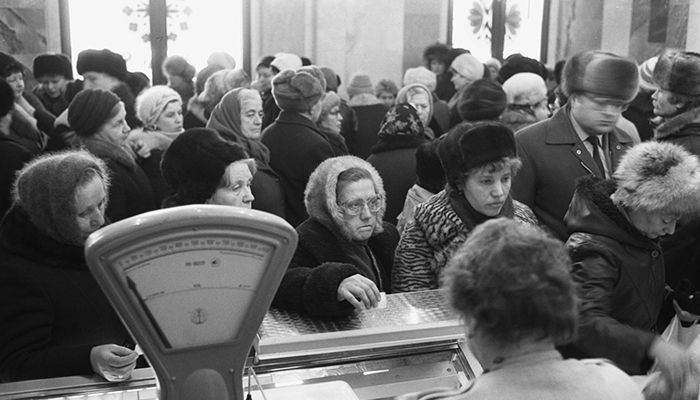 Маленькие бумажки в руках советских людей носили на себе очень важную для них информацию, а именно : сколько продуктов им положено/Фото:novate.ru