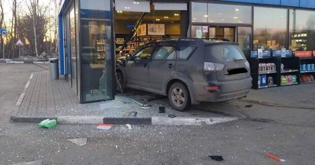 Водитель кроссовера запутался в педалях и въехал в здание автозаправки