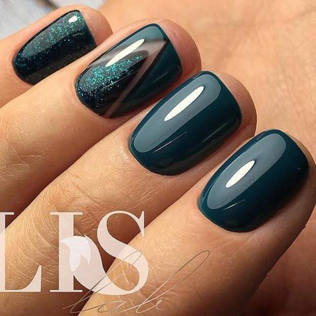 Стильный маникюр в модных темных оттенках