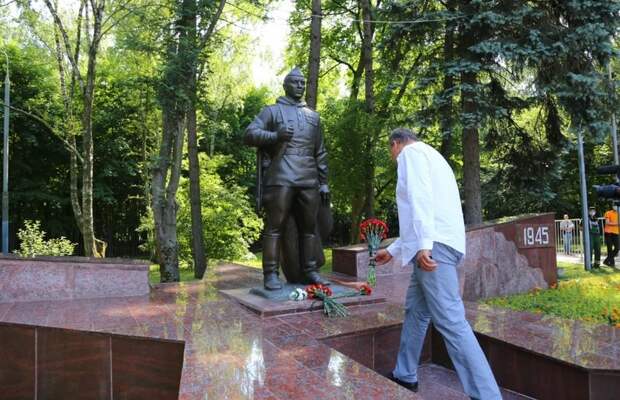 Отреставрированный памятник «Воину-Победителю» открыли в Кузьминках при поддержке Петра Толстого. Фото: Александр Чикин