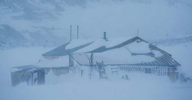 Заброшенный дом в Антарктике.